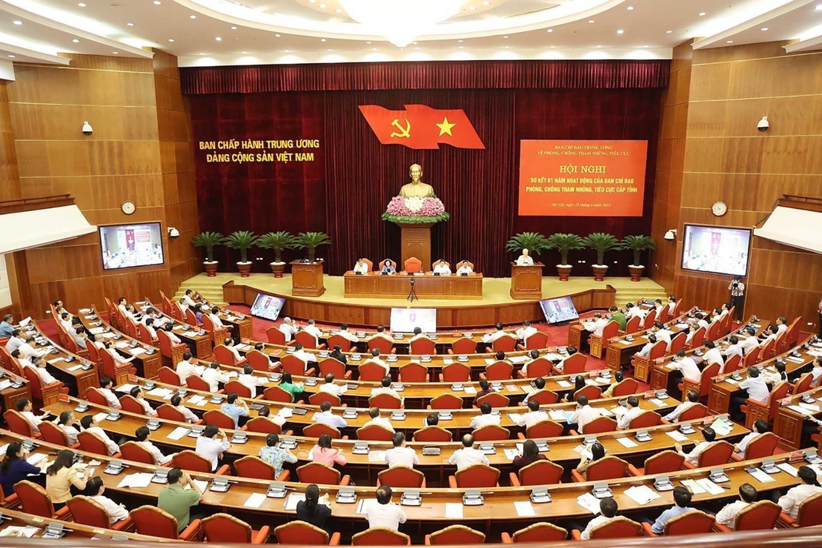 Xu Hướng "Trad Wife": Cuộc Tranh Cãi Giữa Nữ Quyền và Vai Trò Truyền Thống